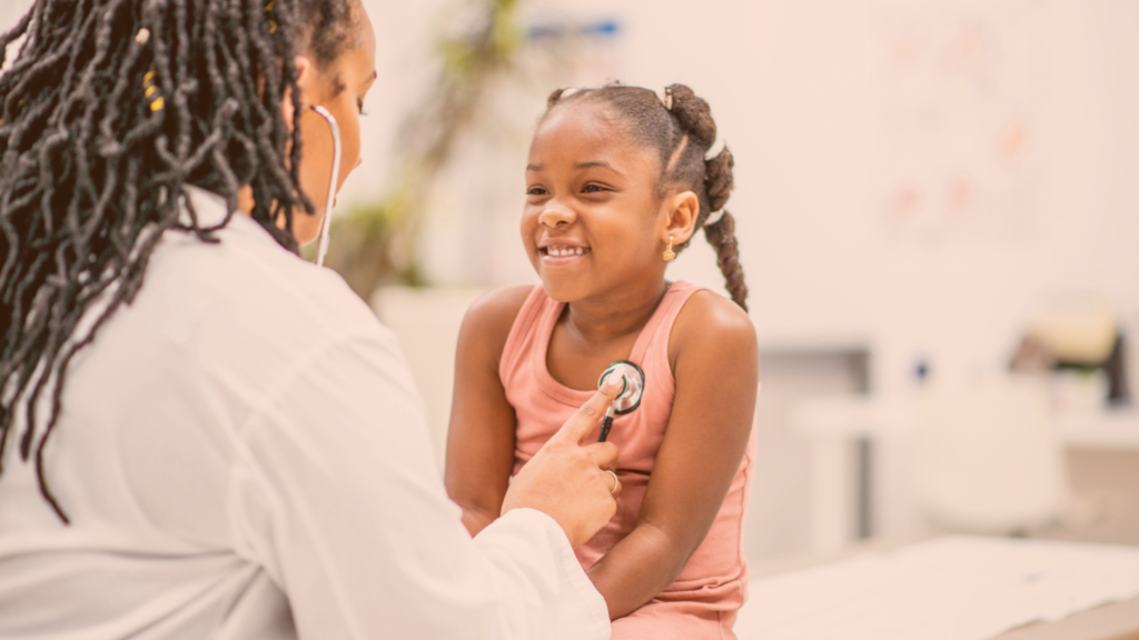 Médica examinando menina, para falar sobre quando levar seu filho ao cardiologista