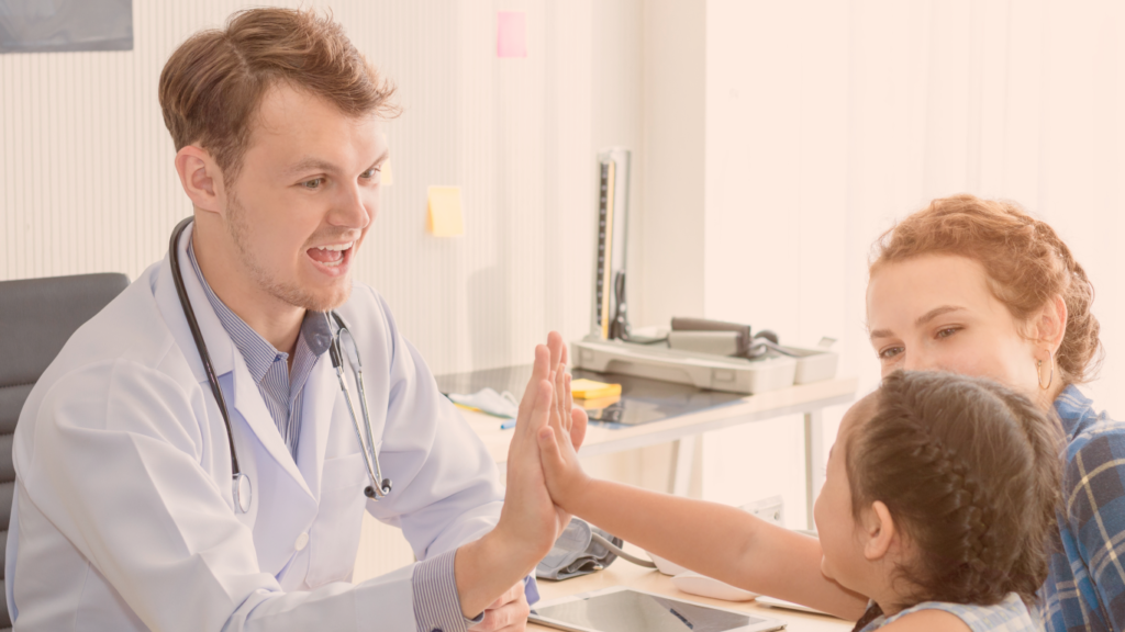 Crianças fazendo exames de rotina no pediatra