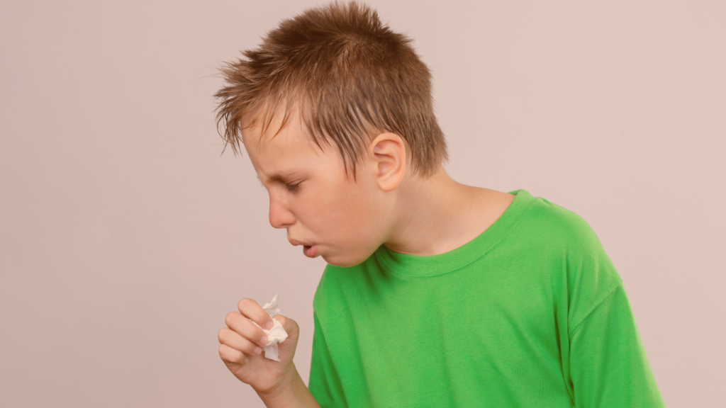 Menino tossindo, para falar sobre a tosse persistente no seu filho