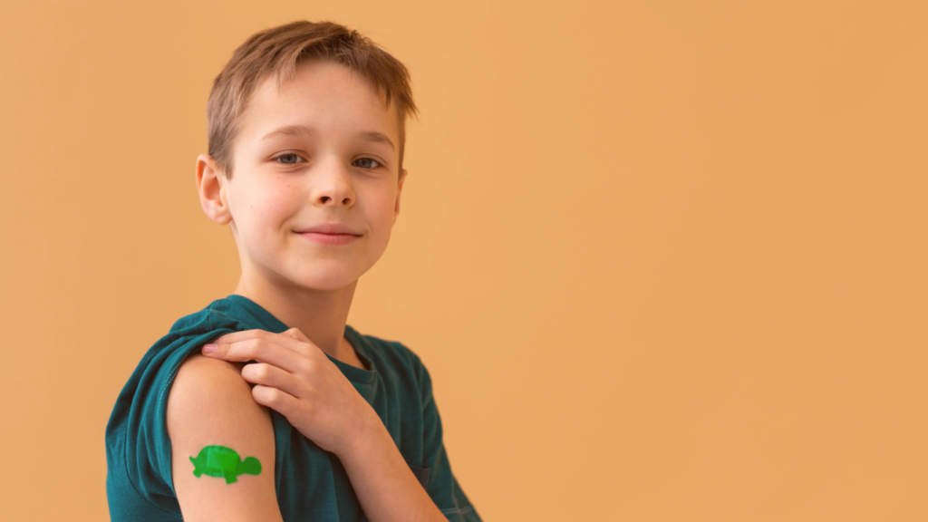 Menino satisfeito com a vacina, para falar sobre vacinas e imunidade