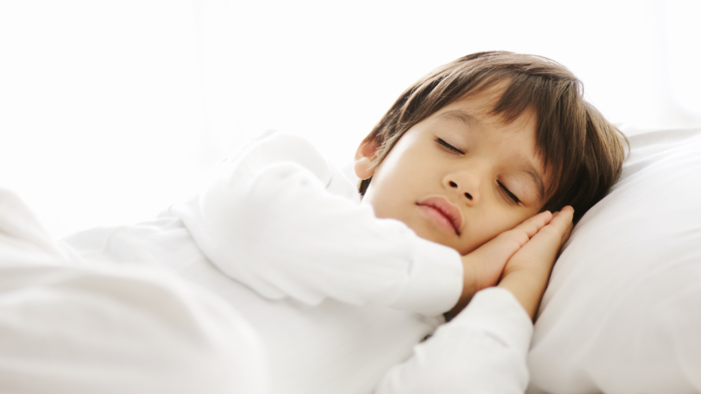 Filho que ronca à noite deitado na cama.
