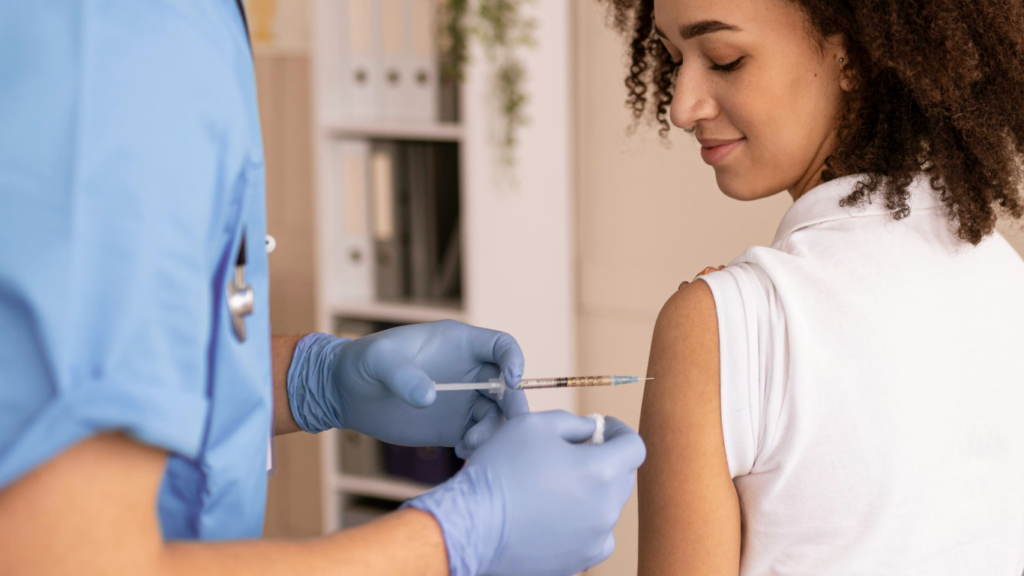 Mulher recebendo vacina para proteção de adultos